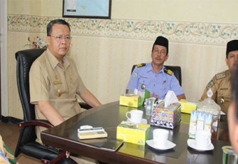 Wagub Bengkulu Rohidin Mersyah saat audiensi bersama FPPB di ruang kerjanya, Selasa (18/04/2017).