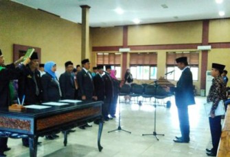 Pelantik delapan Kepala Dinas Organisasi Perangkat Daerah (OPD) di Aula Sekretariat Daerah, Kantor Walikota, Bentiring, Jumat (21/4)  kemarin.