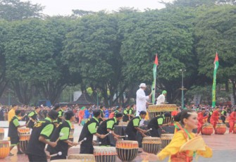 Kolaborasi 100 Dol dan 50 penari tradisional Bengkulu guncang penutupan HUT Taman Mini Indonesia Indah (TMII), Minggu 23 April 2017.