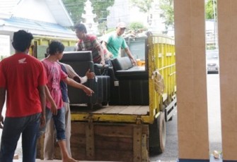Sejumlah barang diangkut ke Kantor Walikota yang baru di Bentiring