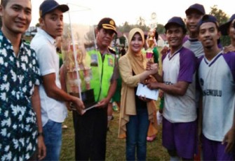 Erna Sari Dewi saat memberikan piala terhadap juara 'ESD Cup', Minggu (30/04)