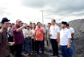 Gubernur Ridwan Mukti saat melakukan peninjauan ke Indonesia Port Corporation (IPC) II Pelabuhan Pulau Baai Bengkulu, Senin (1/5).  