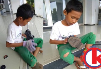 Depri Supriadi saat sedang menyemir sepatu salah seorang PNS di teras belakang kantor Gubernur Bengkulu, Jumat (26/05/2017).