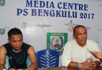 Pelatih PS Bengkulu Maman Suryaman didampingi  Kapten PS Bengkulu Supriyadi saat jumpa pers usai pertandingan melawan Persika Karawang