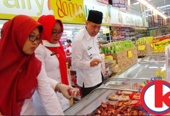 Dinas Ketahanan Pangan saat sidak ke sejumlah supermarket dan pasar tradisional  yang ada di Kota Bengkulu, pada Rabu (17/5).