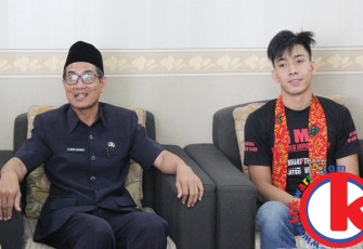 Plt. Sekda Provinsi Bengkulu Gotri Suyadi saat menerima kunjungan Boy yang didampingi Pelatih dan Manager serta Wakil Ketua III DPRD Provinsi Bengkulu Elfi Hamidy dan Kadispora Provinsi Bengkulu Meri Sasdi