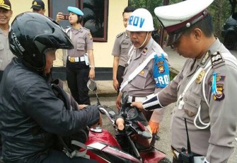 Razia kendaraan oleh anggota satlantas dan provos Polres Seluma di pintu masuk Mako Polres Seluma, Selasa (16/05)