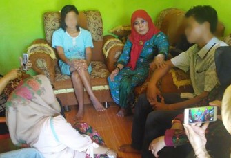 Korban saat menerima kunjungan perwakilan Ikatan Kartini Profesional RI (IKAPRI) Provinsi Bengkulu, Selasa (09/05) kemarin .