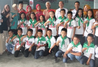 Deputi Bidang Perlindungan Anak Kemen PP-PA Pribudiarta Nur Sitepu, saat memberikan pengarahan dalam kunjungan unit Perlindungan Anak Terpadu Berbasis Masyarakat (PATBM) Desa Sumber Urip Kecamatan Selupu Rejang Kabupaten Rejang Lebong, Kamis (11/05/2017).
