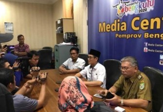 Plt Sekda Provinsi Bengkulu memberikan keterangan pers 