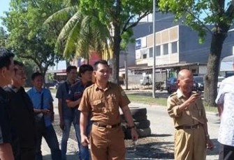 Anggota Komisi III melihat kondisi pengerjaan proyek jalan Hibrida Raya yang dikeluhkan oleh warga sekitar