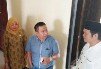 Anggota Komisi II Ir. Muharamin dan Yulia Susanti SH, MH (kemeja biri dan batik kuning)