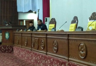 Elvi Hamidi memimpin rapat paripurna