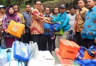Bupati dan Wabup Kepahiang Bantu Korban Kebakaran