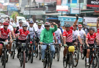 Menpora Imam Nahrawi bersama Asisten Deputi Olahraga Layanan Khusus Bayu Rahardian, Wakil Walikota Bengkulu Patriana Sosialinda, Sesda Kota Marjon, Kadispora Provinsi Meri Sasdi, Ketua DPW PKB Bengkulu Herliardo, dan sejumlah kepala OPD Provinsi dan Kota saat melakukan gowes bersama keliling kota Bengkulu bersama ribuan masyarakat. 