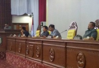 Perwakilan komisi menyampaikan hasil pembahasan kepada peserta rapat paripurna