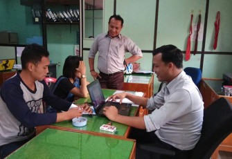 Penyidik saat melakukan pemeriksaan terhadap pelaku. Foto: (Tribratanewsbengkulu.com)