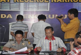 Kasubbid Penmas Bid Humas Polda Bengkulu Kompol Mulyadi pada saat press release tersangka dan barang bukti, Kamis (13/07). Foto (Tribratanewsbengkulu.com)