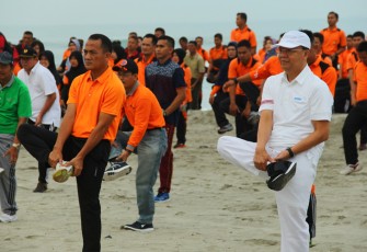 Plt. Gubernur Bengkulu Rohidin Mersyah bersama Kapolda Bengkulu Brigjend, Pol. Coki Manurung yang juga diikuti Personil TNI dan Polri menggelar Olahraga bersama