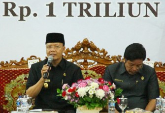 Plt. Gubernur Benegkulu Rohidin Mersyah saat menghadiri Expose Bank Bengkulu terkait pemenuhan modal inti Bank Minimal 1 Triliun yang dilaksanakan di Balai Raya Semarak Provinsi Bengkulu, Kamis (20/7).