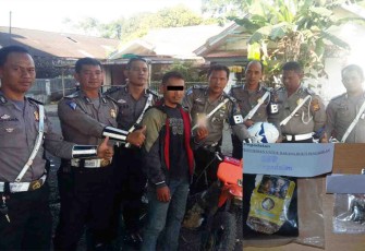 Polantas saat mengamankan petani yang kedapatan bawa biji ganja. Foto (tribratanewsbengkulu.com)