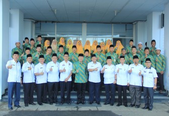 Plt Gubernur Bengkulu Rohidin Mersyah saat melepas kontingen Provinsi Bengkulu yang akan bertanding pada STQ Tingkat Nasional ke-24 Tarakan Kalimantan Utara, di Halaman Pemda Provinsi Bengkulu, Rabu (12/7).