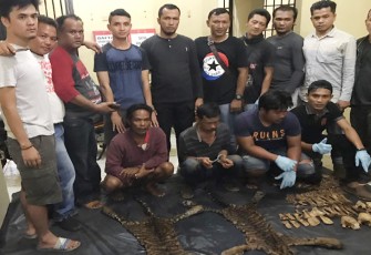 Dua orang pelaku beserta barang bukti saat diamankan di Polda Bengkulu. Foto : (Tribratanewsbengkulu.com)