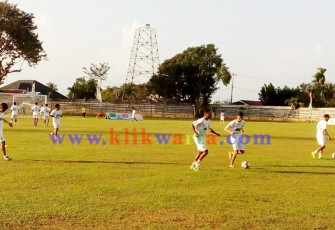 Tim Persikabo Bogor saat melakukan latihan di Stadion Semarak, Sawah Lebar Bengkulu, Sabtu (22/07/2017). 