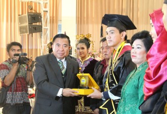 Wisudawan Terbaik Universitas Dehasen.