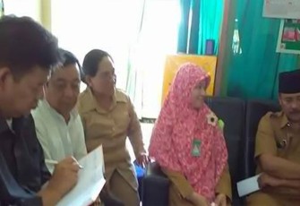 Rombongan Komisi I DPRD Kota saat sidak ke puskesmas