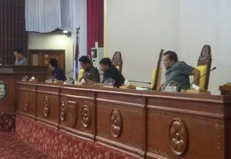 Perwakilan komisi menyampaikan laporan hasil pembahasan