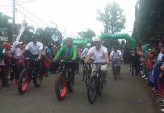 Menpora saat mengikuti rangkaian Gowes Pesona Nusantara (GPN) Etape Ratu Samban dan Gala Desa di Alun-Alun Rajo Malim Paduko, Bengkulu Utara.
