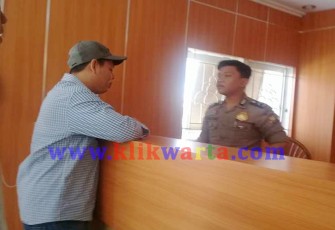 Mantan Wakil Gubernur Bengkulu Sultan B Najamuddin saat ingin membesuk mantan Gubernur Bengkulu Junaidi Hamsyah di Rutan Kelas IIB Malabero