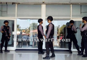 Aparat bersenjata lengkap bersiaga dipintu belakang kantor Gubernur Bengkulu, Rabu (02/08/2017).