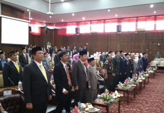 Peserta rapat paripurna istimewa menyanyikan lagu kebangsaan Indonesia Raya