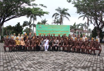 Foto bersama usai Upacara Hari Veteran Nasional 2017 di Lapangan Markas Korem 041 Gamas Bengkulu, Kamis (10/08).