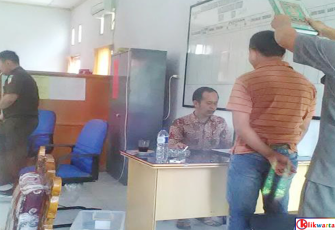 Anggota TPK Desa Cucupan saat diperiksa sebagai saksi kasus DD Cucupan, Kecamatan Tetap, Senin (07/08/2017).