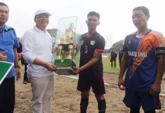 Plt Gubernur Bengkulu Rohidin Mersyah saat memberikan piala bergilir Gubernur Bengkulu