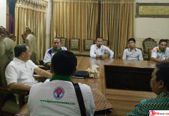 Plt Gubernur Bengkulu Rohidin Mersyah saat menerima kunjungan dari panitia Liga Santri Nusantara (LSN) di gedung daerah,  Rabu (09/08/2017) malam.