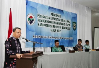 Plt. Gubernur Bengkulu Rohidin Mersyah saat membuka acara pelatihan kapasitas Tenaga Ahli Pemberdayaan (TAPM) Kabupaten se-Provinsi Bengkulu, di Hotel kawasan Pantai Panjang Bengkulu, Selasa (22/8).