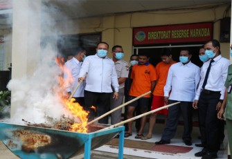 Pemusnahan BB ganja seberat 1,5 Kg di depan gedung Direktorat Narkoba Polda Bengkulu. Foto: (Tribratanewsbengkulu.com)