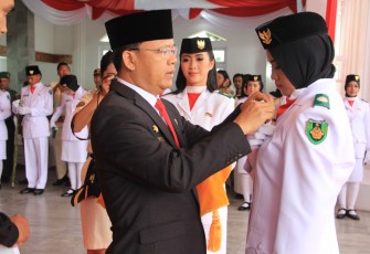 Plt. Gubernur Bengkulu Rohidin Mersyah mengukuhkan Pasukan Pengibar Bendera Pusaka (Paskibaraka) Provinsi Bengkulu 2017