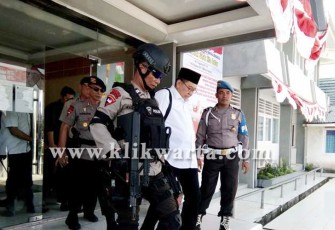 Ridwan Mukti saat meninggalkan Rutan Malabero dengan pengawalan ketat, Kamis (03/08/2017).