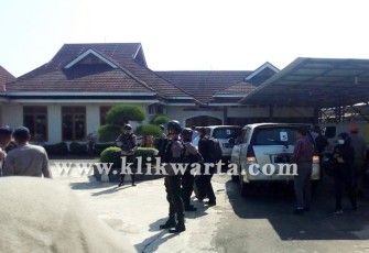 Sejumlah kendaraan saat tiba di rumah pribadi RM di kawasan Hibrida 15 Sidomulyo, Kota Bengkulu. 