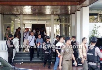Usai rekonstruksi OTT KPK di Kantor Gubernur Bengkulu, Rabu (02/08/2017).