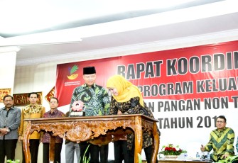 Penandatanganan naskah MoU program validasi data rumah tangga miskin bekerjasama dengan kampus.