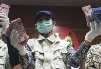 KPK Menunjukkan barang bukti hasil OTT di Bengkulu (foto : Kompas.com)