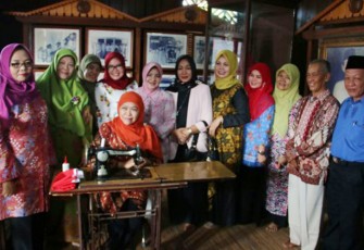 Menteri Sosial RI Khofifah Indar Parawansa disela-sela kunjungan kerjanya di Bengkulu pada Sabtu (12/8/2017)