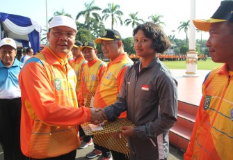 Plt. Gubernur Bengkulu Rohidin Mersyah saat melepas Kontingen Bengkulu yang akan berlaga pada Pekan Olahraga Pelajar Nasional (POPNAS) ke 14  di Provinsi Jawa Barat.