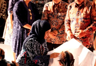 Ibu Derta Wahyulin Rohidin Mersyah Mendapat Kesempatan Istimewa Membatik di _Batik To The Moon_